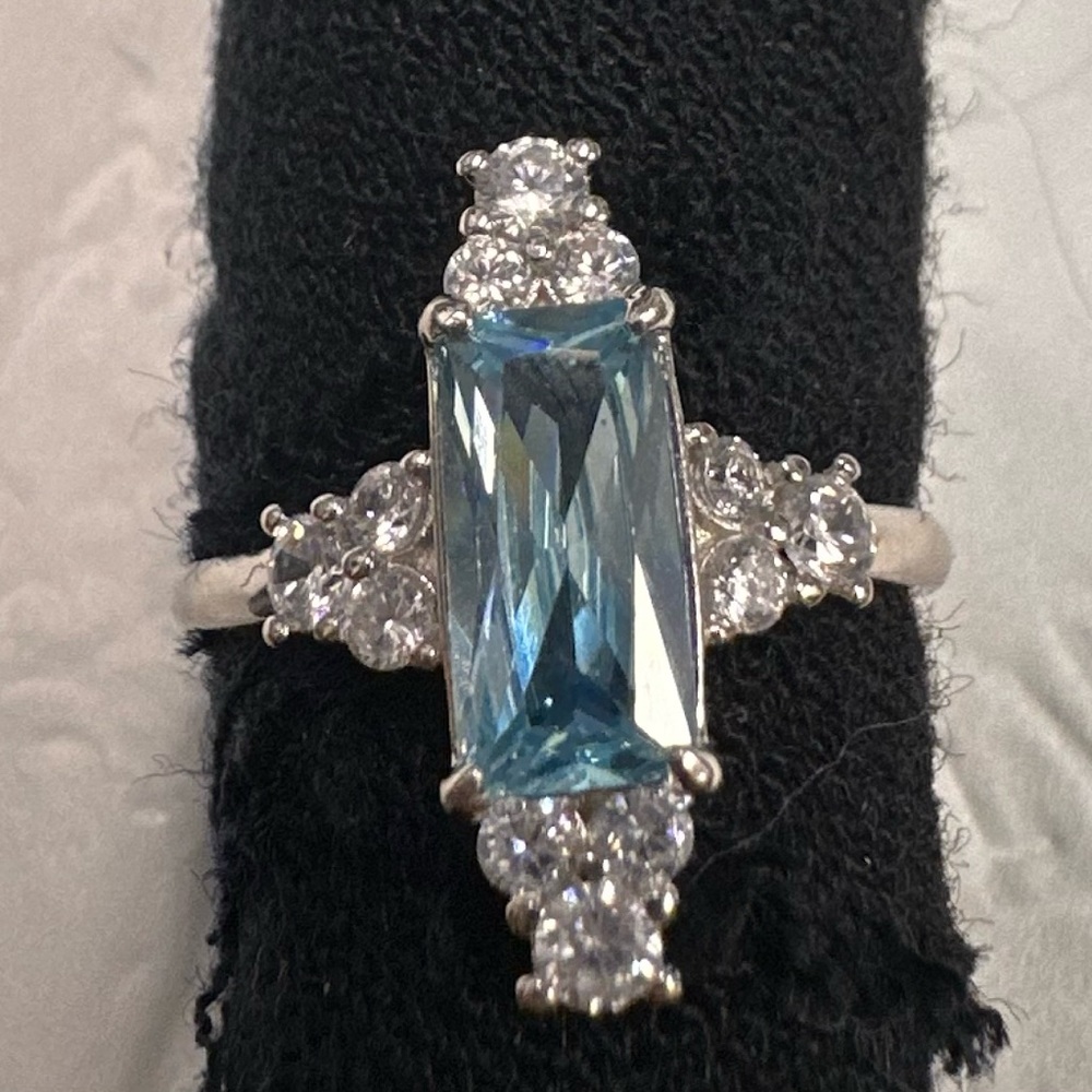 Stunning Silver Ring with Blue Gemstone